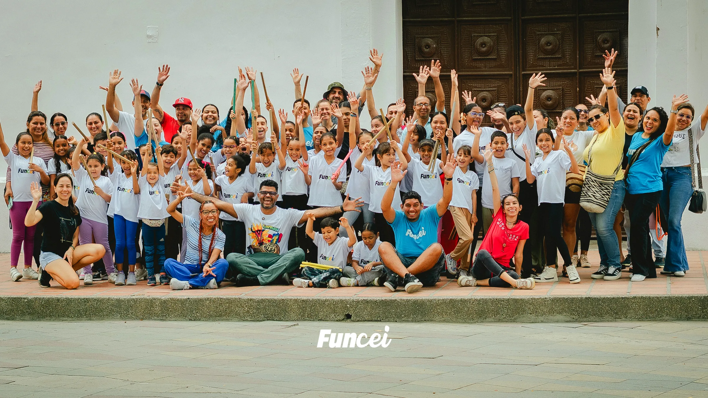 Participantes, familias y formadores de FUNCEI reunidos en Santa Marta