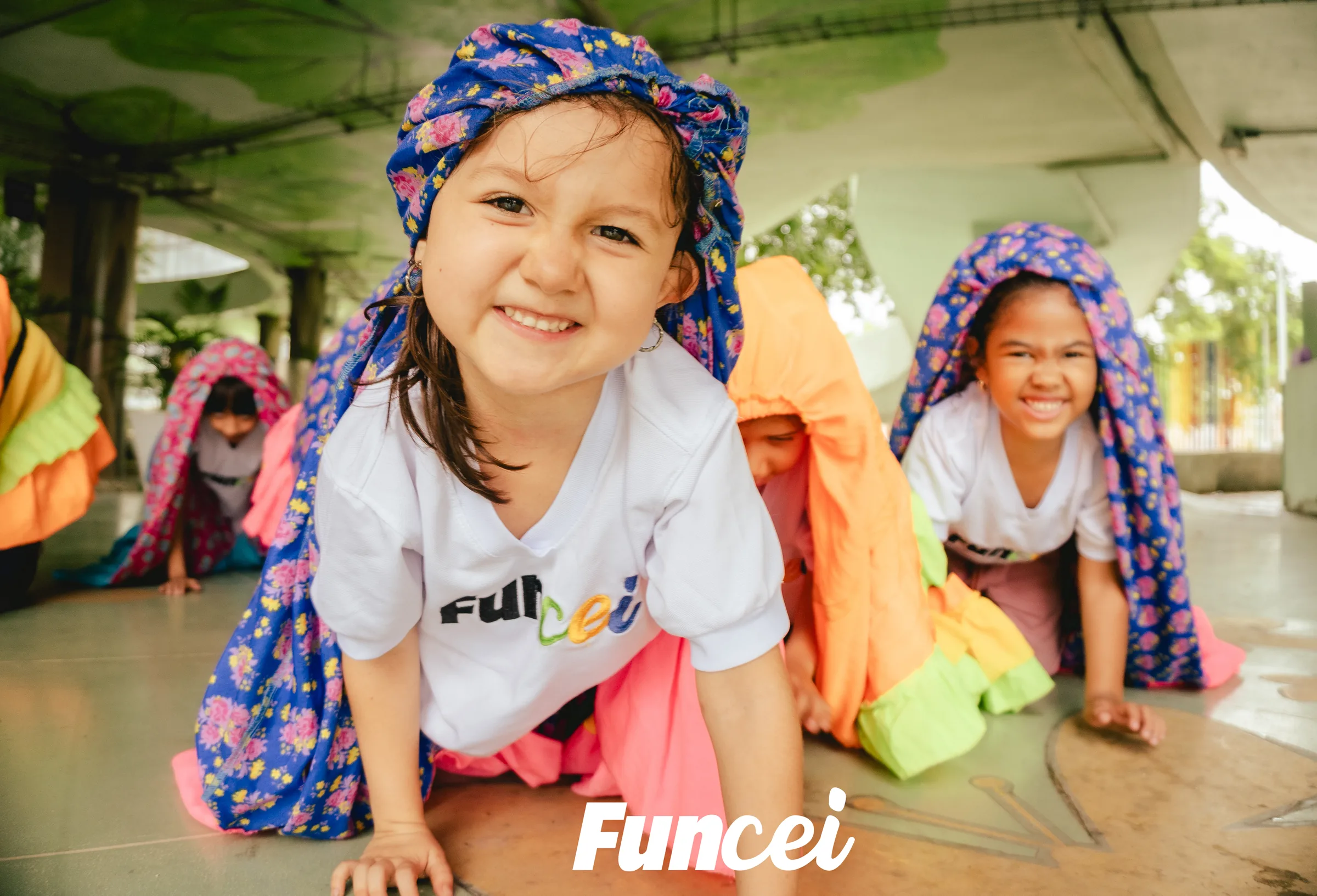 Niñas participan en una experiencia creativa y corporal de FUNCEI