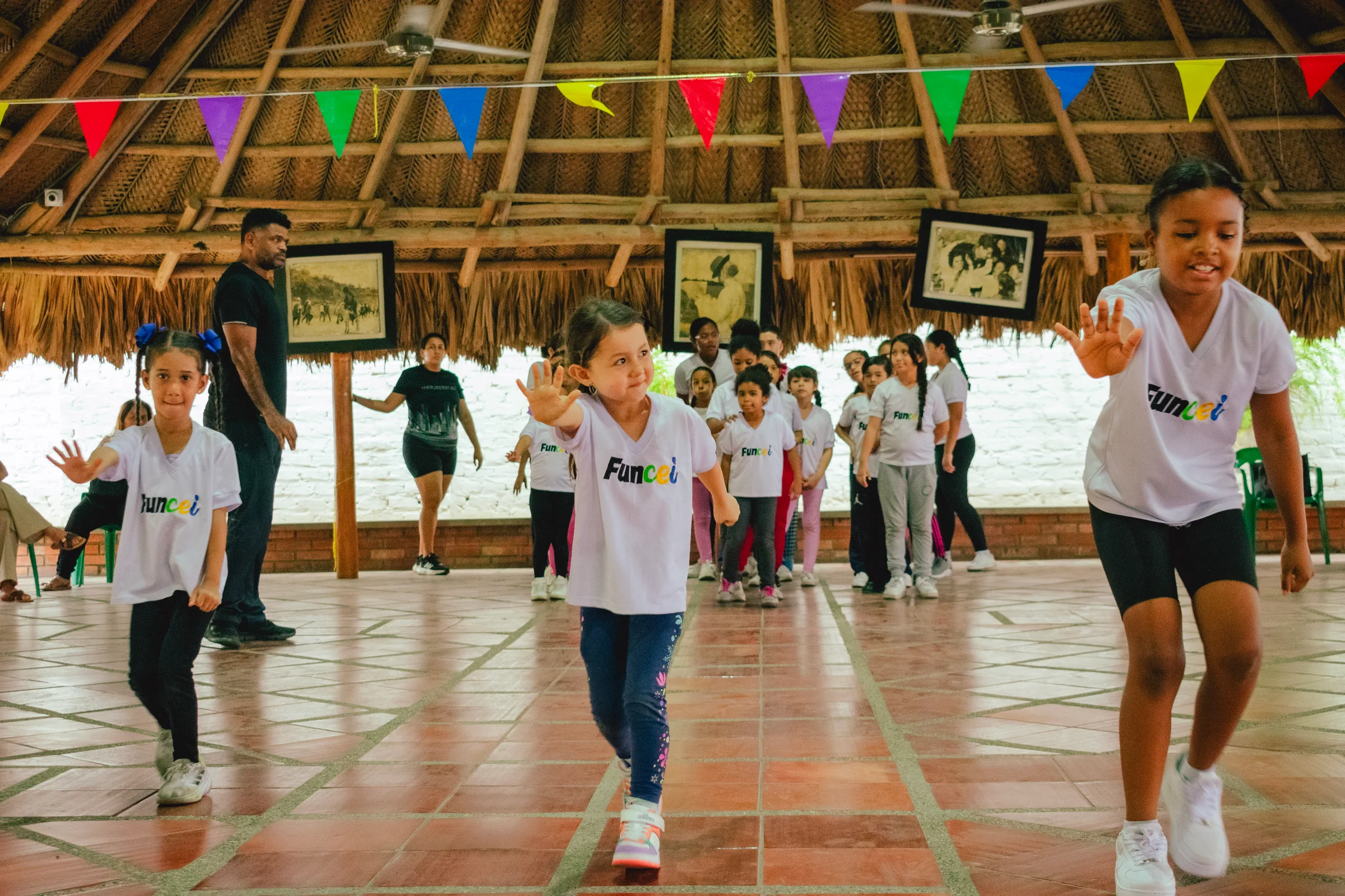 Niñas y niños participan en una actividad de movimiento del Laboratorio Creativo de FUNCEI