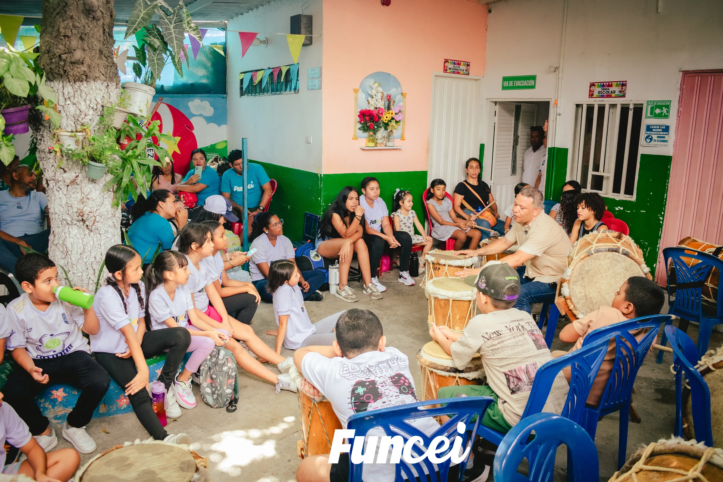 Niñas, niños, familias y músicos comparten un taller de tambores de FUNCEI